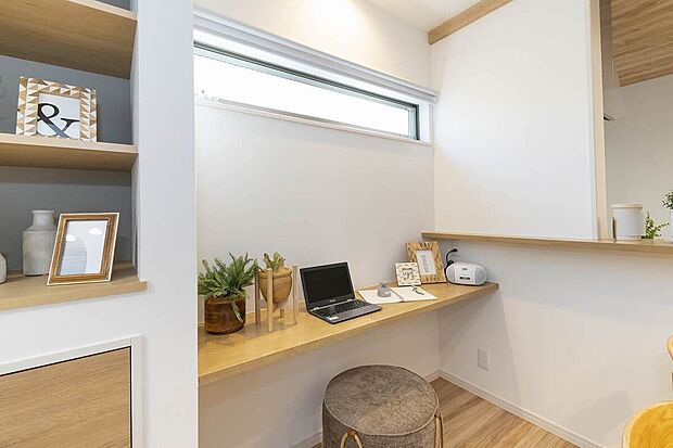 【【当社施工例】】リビングのスタディカウンターは、 お子さんのお絵かきやパソコン作業に♪