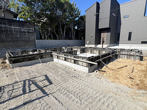 【【2号地・現地写真】】2号地、建築中の様子です!ぜひ周辺環境と併せて現地をご見学ください♪※2026年5月5日撮影