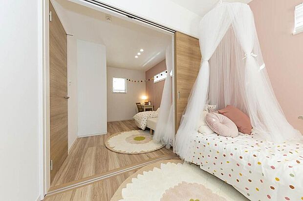 【【当社施工例】】引き戸で仕切れる子ども部屋は、お子さまの成長に合わせてフレキシブルに使えます♪