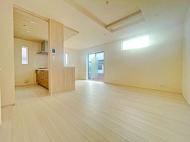 ☆リビング☆
ここにはみんなが集い、食事と楽しい会話が始まる。話に夢中になりすぎて、ついつい時を忘れ時間が過ぎてしまう。そんな束の間の幸せを感じさせてくれる場所となることでしょう。