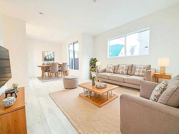 明るく開放感のあるリビング。対面式キッチンは、いつでもご家族を感じられる空間作りの重要ポイントになりそうです。※家具をCGで加工しています。家具付き販売ではございません。