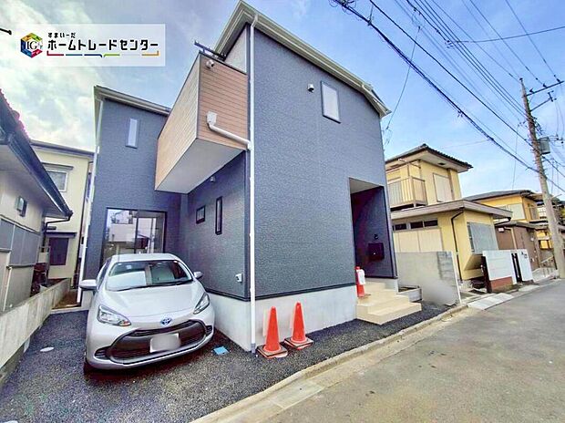 ☆現地外観写真☆
完成済み物件です☆グレーの色合いとウッド調のバルコニーがぱっと目をひくおしゃれな外観。
お問い合わせはお気軽にお待ちしています！