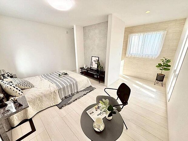 ※内観イメージ
大きなベッドを置いてもゆとりのある広さ！収納完備しておりますので、家具が少なく済みます！お掃除もラクラクですね♪