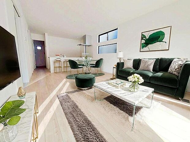 明るく開放感のあるリビング。対面式キッチンは、いつでもご家族を感じられる空間作りの重要ポイントになりそうです。※家具をCGで加工しています。家具付き販売ではございません。