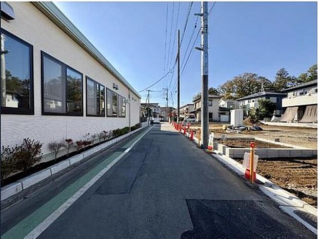 ☆前面道路含む現地写真☆
一戸建ての大きなメリットは、「自分の土地」を自由に使えること。好きなペットが飼えるほか、ガーデニングやDIY、車やバイクの手入れなど様々な趣味を楽しめます♪