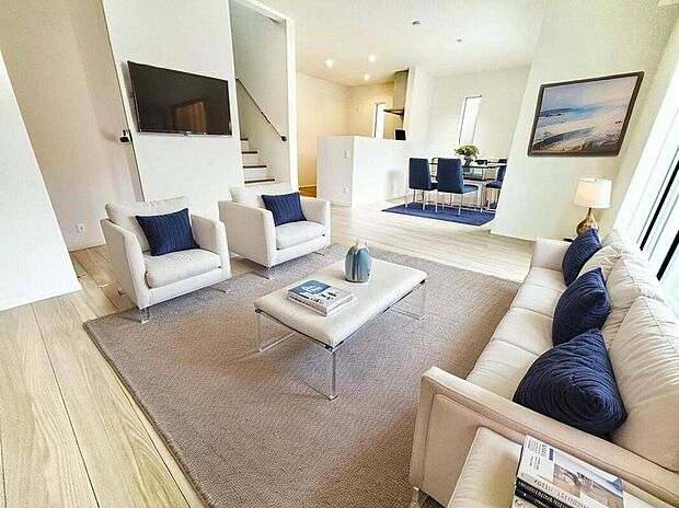 明るく開放感のあるリビング。対面式キッチンは、いつでもご家族を感じられる空間作りの重要ポイントになりそうです。※家具をCGで加工しています。家具付き販売ではございません。