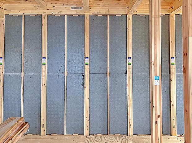 屋外からの湿気の影響を受けやすい外壁と１階床に”水に強い成形型断熱材”ポリスチレンフォームを採用。　断熱材の隙間を解消し、断熱性能、気密性能を高めます。