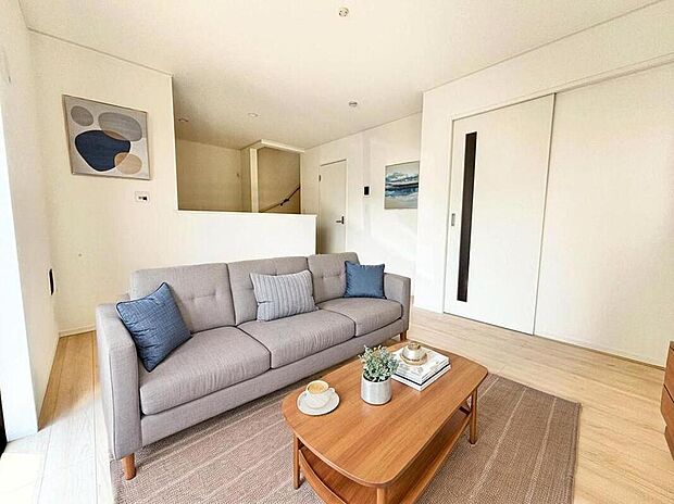 ☆2号棟☆
明るく開放感のあるリビング。対面式キッチンは、いつでもご家族を感じられる空間作りの重要ポイントになりそうです。※家具をCGで加工しています。家具付き販売ではございません。