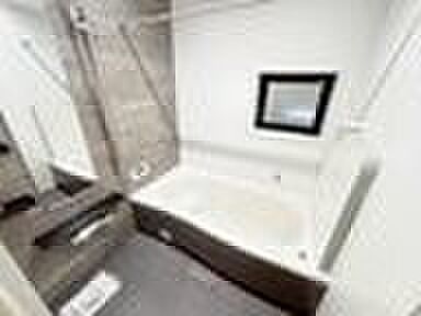 【浴室】毎日の疲れを癒す浴室は1坪タイプです。足を伸ばしてゆっくりとくつろげます。窓があるので、湿気もこもらないのも、うれしいですね♪