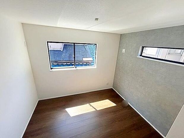 【リビング以外の居室】光が差し込む室内には、穏やかな時間が流れます。休日には、落ち着いた空間で自分の趣味を楽しむのはいかがですか。