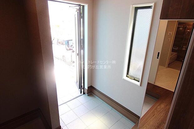 【☆玄関☆】お家に出会う人々を迎える玄関だからこそ、広々清潔感あふれる空間にしたいものです。採光・通風にも配慮された設計で毎日明るい空間をキープします♪