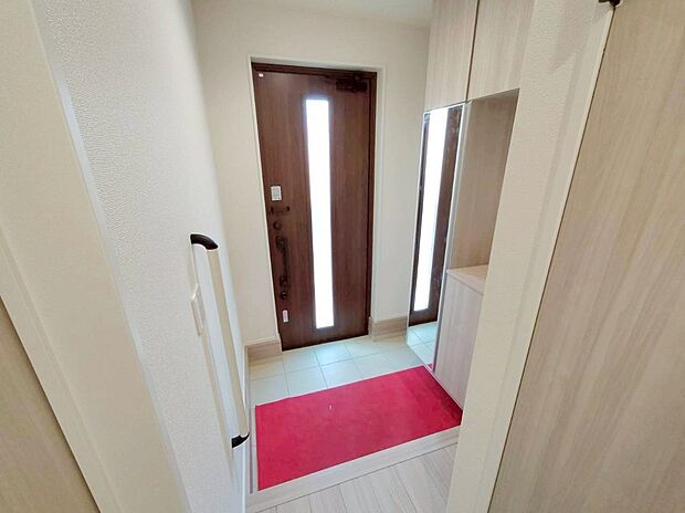 【玄関】お家に出会う人々を迎える玄関だからこそ、広々清潔感あふれる空間にしたいものです。採光・通風にも配慮された設計で毎日明るい空間をキープします♪