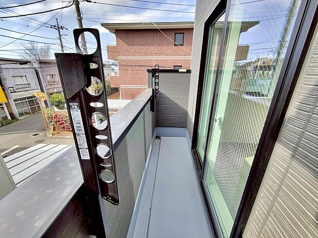 【バルコニー】バルコニーは、洗濯物や布団を干すだけでなく、暖かな陽射しや爽やかな風を存分に取り込み、お部屋に解放感をもたらします☆幅が広めのバルコニーなので家事もしやすいですね♪