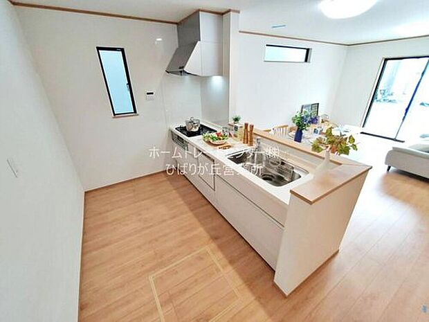 【キッチン】収納力豊富、爽やかなシステムキッチンを用意しております。さっと拭き取るだけで汚れが簡単にとれますので、キッチンスペースをいつでもすっきりとお使い頂けます。