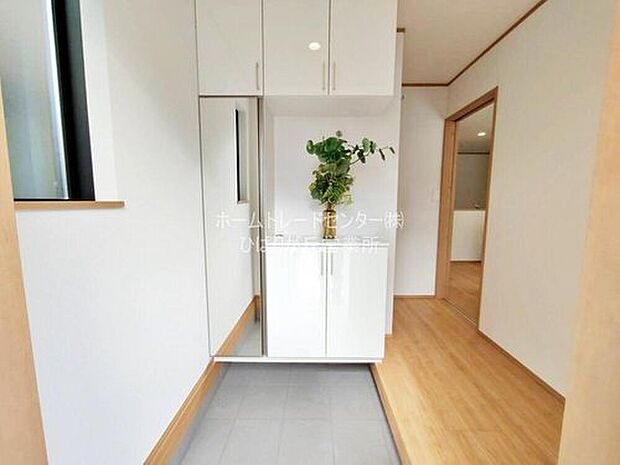 【玄関】お家に出会う人々を迎える玄関だからこそ、広々清潔感あふれる空間にしたいものです。採光・通風にも配慮された設計で毎日明るい空間をキープします♪