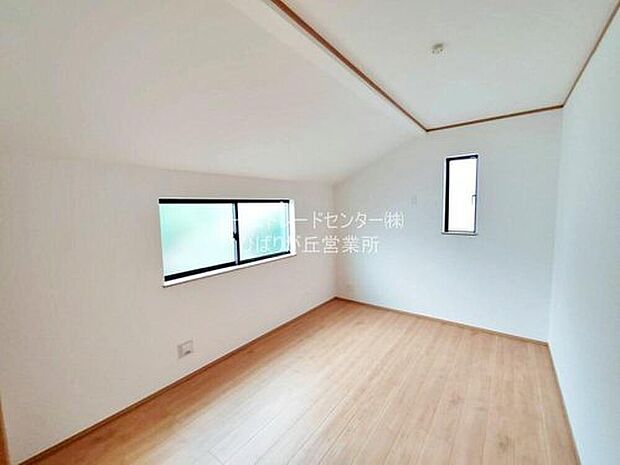 【リビング以外の居室】日当りの良さは写真でも充分に伝わるかと思いますが、開放感のある周囲にめぐまれたおかげで、風通しもとても良くなっております。
