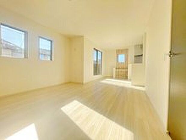 【リビング】ここにはみんなが集い、食事と楽しい会話が始まる。話に夢中になりすぎて、ついつい時を忘れ時間が過ぎてしまう。そんな束の間の幸せを感じさせてくれる場所となることでしょう。