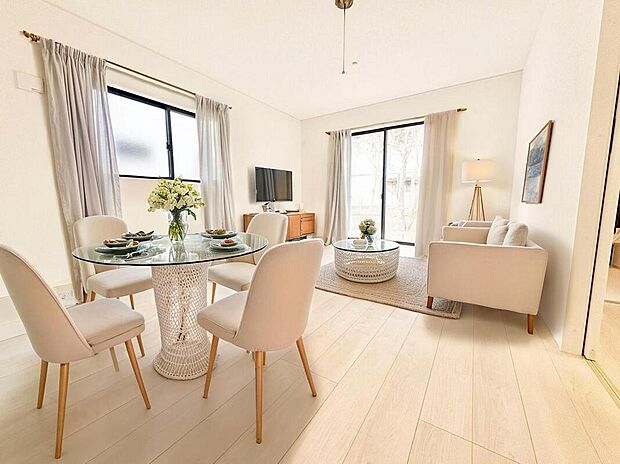 【リビング】1号棟
明るく開放感のあるリビング。対面式キッチンは、いつでもご家族を感じられる空間作りの重要ポイントになりそうです。※家具をCGで加工しています。家具付き販売ではございません。