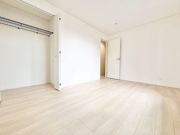 【リビング以外の居室】2号棟
日当りの良さは写真でも充分に伝わるかと思いますが、開放感のある周囲にめぐまれたおかげで、風通しもとても良くなっております。