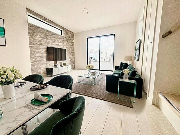 【リビング】明るく開放感のあるリビング。対面式キッチンは、いつでもご家族を感じられる空間作りの重要ポイントになりそうです。
※家具をCGで加工しています。家具付き販売ではございません。