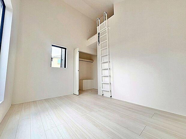 【リビング以外の居室】個室としてお使いいただける洋室。大切なのは明るさと風通し、明るい日差しと心地よい風で自分のお部屋でくつろげる贅沢をご提供します。