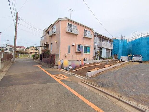 【前面道路含む現地写真】ひとたび扉を開けばそこに待っているのは上質な空間とマイホームでの新生活をイメージさせる優雅なひととき。「この家なら…」ではなく「ここに住みたい♪」と思う感動をお届けいたします。