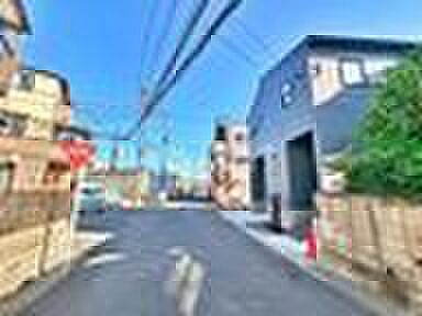 【前面道路含む現地写真】ひとたび扉を開けばそこに待っているのは上質な空間とマイホームでの新生活をイメージさせる優雅なひととき。「この家なら…」ではなく「ここに住みたい♪」と思う感動をお届けいたします。