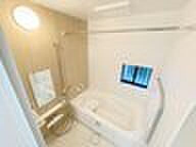 【浴室】窓付きのバスルームは、明るく換気環境も良好。日中の入浴も気持ちよくお使い頂けそうです。