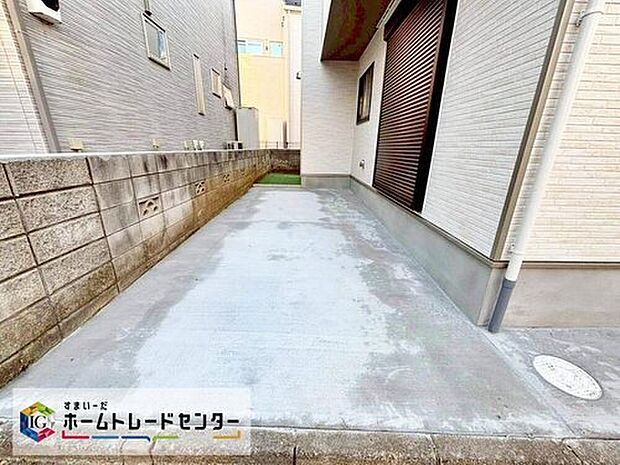 【駐車場】※B号棟
前面道路は住人以外の車の進入も少ないので、車庫入れが苦手な方でも安心して入れられます。コンクリート仕上げなので雨の日も足元を気にせず外出できます♪