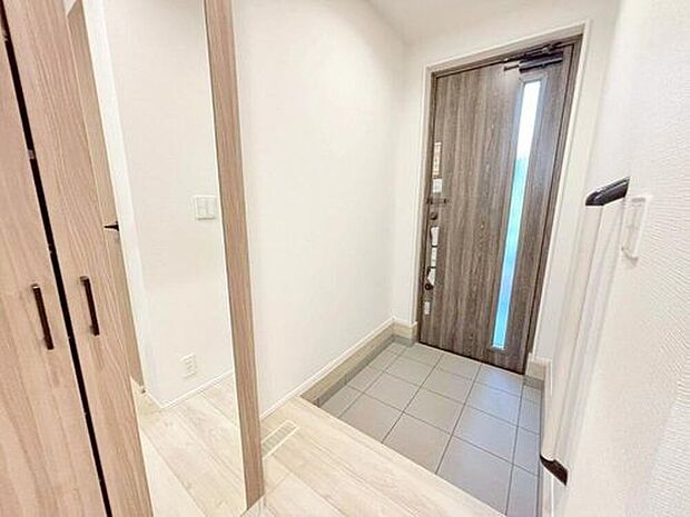 【玄関】お家に出会う人々を迎える玄関だからこそ、広々清潔感あふれる空間にしたいものです。採光・通風にも配慮された設計で毎日明るい空間をキープします♪