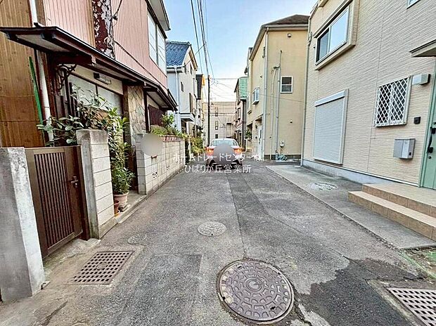 【前面道路含む現地写真】交通量が少ない住宅街なので雨の日でも車の走行音も気になりません。