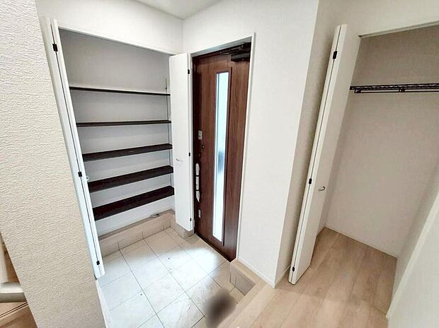 【玄関】玄関にはたっぷり収納の下駄箱を完備。ガラススリットのあるドアから入る光でパッと明るい空間です♪