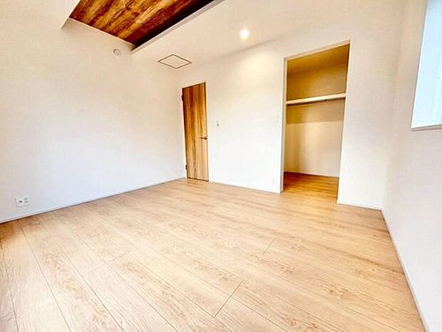 【リビング以外の居室】充分な広さの収納を備え、採光良好な洋室は、快適空間。プライベートの時間もゆったりお寛ぎ頂けそうです。