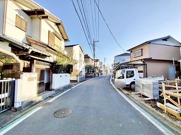 【前面道路含む現地写真】ひとたび扉を開けばそこに待っているのは上質な空間とマイホームでの新生活をイメージさせる優雅なひととき。「この家なら…」ではなく「ここに住みたい♪」と思う感動をお届けいたします。