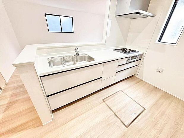 【キッチン】24号棟
大容量の収納スペースは取り出しやすく、しまいやすいスライドタイプ、大きな鍋などの調理器具や、調味料も出し入れしやすいですね。