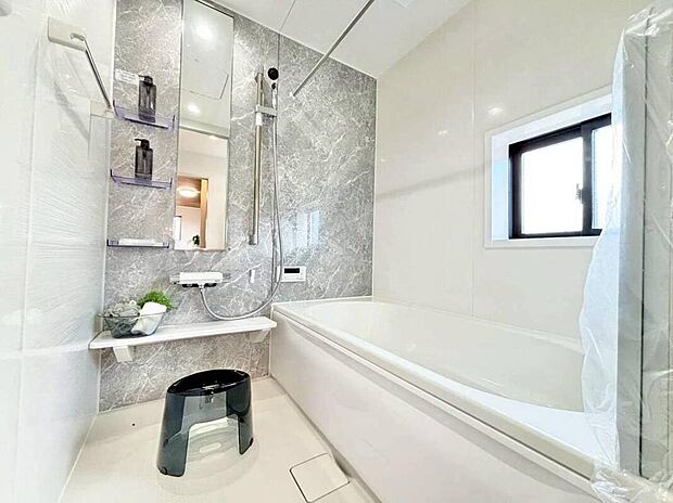 【浴室】浴室は湿気がたまりやすく、換気扇だけではどうしてもカビが出やすいです。窓があるだけでお風呂のカビお掃除がラクラク。