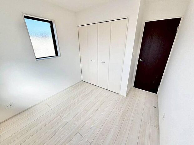 【リビング以外の居室】お陽さまの光をさわやかな風をたっぷとりこめます。室内はいつも明るい印象なので気持ちの良い朝を迎えられます。毎日の生活も明るくなりそうです。