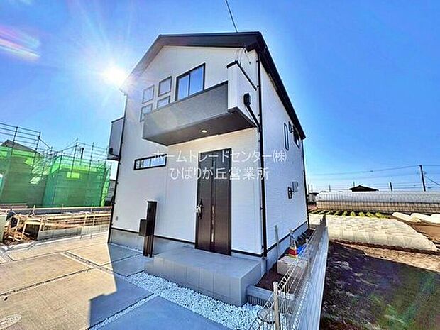 【現地外観写真】※5号棟
世代の近い方々が集まるのも開発現場の特徴です。同世代が集まり、まちぐるみの子育て環境が実現する分譲地。