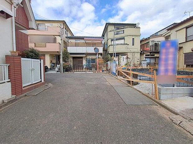 【前面道路含む現地写真】住宅性能評価で耐震等級３（最高等級）を取得！お客様を守る大切な住宅だからこそ、第三者の検査を受けて安心して住んでいただける住宅をご案内させて頂きます。その頑丈さを、ぜひ現地にてご体感くださいませ。


