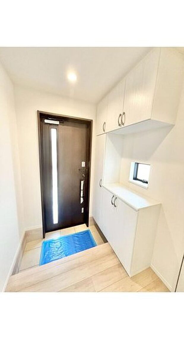 【玄関】☆1-L号棟☆
お家に出会う人々を迎える玄関だからこそ、広々清潔感あふれる空間にしたいものです。採光・通風にも配慮された設計で毎日明るい空間をキープします♪