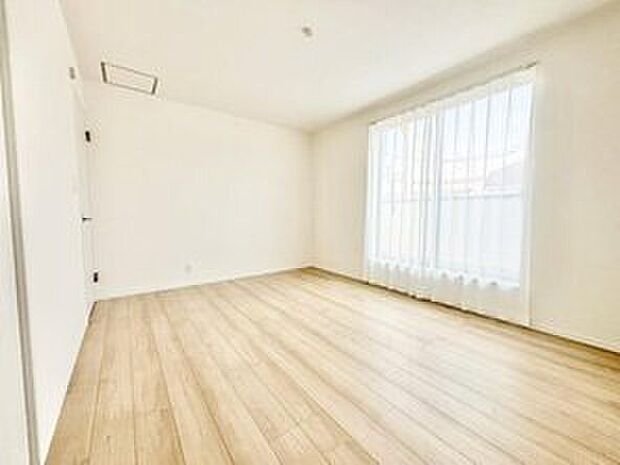 【リビング以外の居室】☆1-B号棟☆
光が差し込む室内には、穏やかな時間が流れます。休日には、落ち着いた空間で自分の趣味を楽しむのはいかがですか。