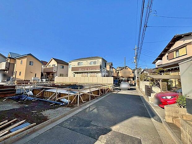 【前面道路含む現地写真】子育て環境にはピッタリな落ち着いた雰囲気の住宅地♪戸建ては建物が独立しているため、マンションのように上下階や隣からの騒音を気にせずに過ごせるのもポイントですね♪