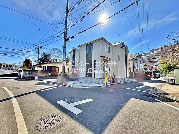 【前面道路含む現地写真】子育て環境にはピッタリな落ち着いた雰囲気の住宅地♪戸建ては建物が独立しているため、マンションのように上下階や隣からの騒音を気にせずに過ごせるのもポイントですね♪