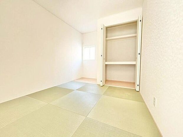 【和室】畳は柔らかいので直接座っても足が痛くなく、小さなお子さんが転んでも大けがにつながる心配が少ないのでお子様の遊び場にぴったり!