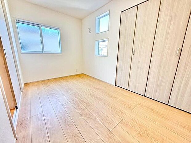 【洋室】充分な広さの収納を備え、普段使いの洋服も選ぶのが楽しくなりそう♪採光良好な洋室は、快適空間。プライベートの時間もゆったりお寛ぎ頂けそうです。

