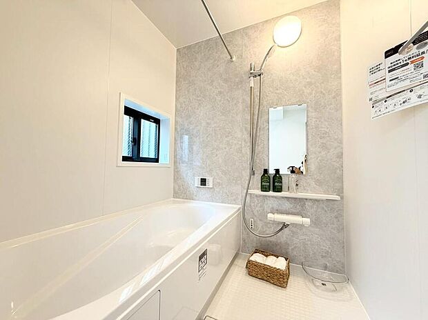 【浴室】浴室は湿気がたまりやすく、換気扇だけではどうしてもカビが出やすいです。窓があるだけでお風呂のカビお掃除がラクラク。