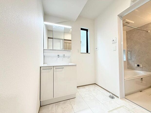 【洗面台・洗面所】三面鏡ならではの収納力、温水シャワー付きの機能性、どちらも採用！汚れが落ち易い大型の洗面ボウルは手入れもしやすく日々の生活を陰ながら支えてくれる仕様となっております。