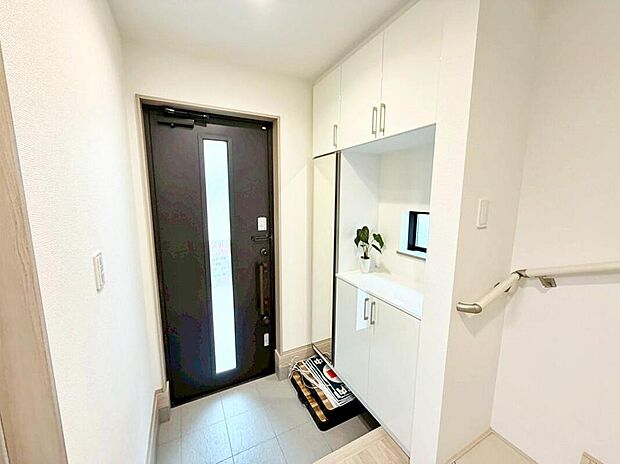 【玄関】訪れる人を優しく迎える、スタイリッシュな玄関。玄関ポーチには屋根がついているので雨なども玄関前で濡れずにお出かけ準備ができます。