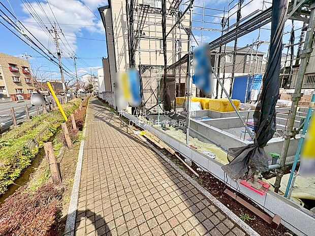 【現地外観写真】小学校徒歩8分、保育園徒歩9分。小さなお子さまの通学・通園も安心の距離です。