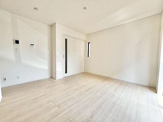 【リビング】☆2号棟☆
『LDKは家族だんらんをデザイン』家族が集まり一緒の時間がすごせる工夫がされております。何気ない一日のひとコマが何者にも代えがたい宝物になることでしょう♪